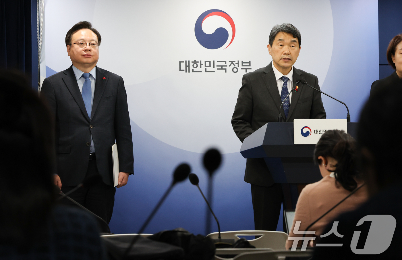 (서울=뉴스1) 허경 기자 = 이주호 사회부총리 겸 교육부장관 조규홍 보건복지부장관이 10일 서울 종로구 정부서울청사에서 의료계와 의학교육계에 드리는 말씀을 하고 있다. 2025. …