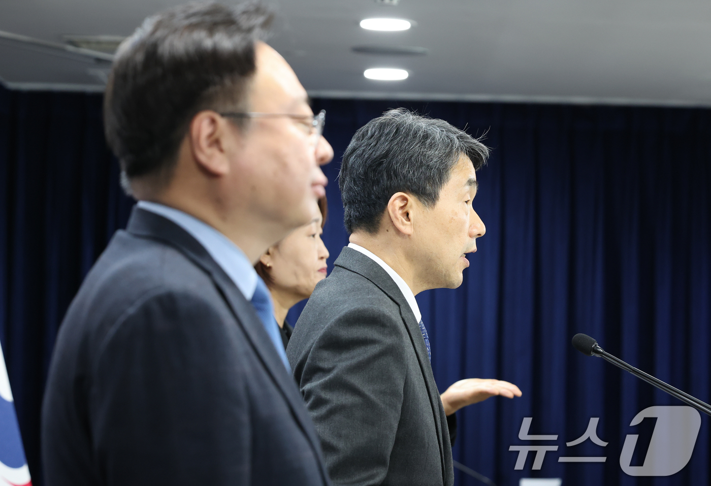 (서울=뉴스1) 허경 기자 = 이주호 사회부총리 겸 교육부장관 조규홍 보건복지부장관이 10일 서울 종로구 정부서울청사에서 의료계와 의학교육계에 드리는 말씀을 하고 있다. 2025. …