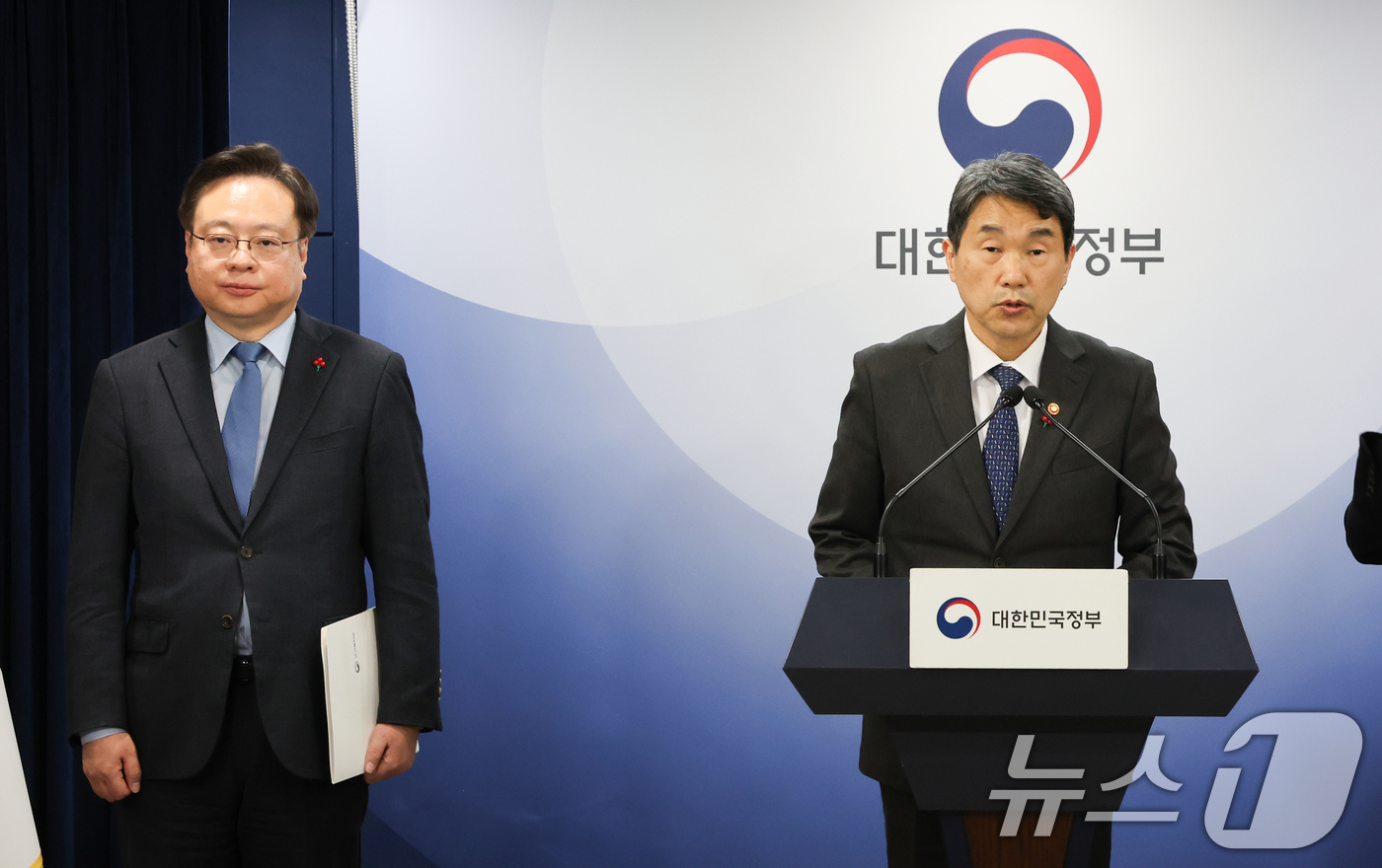 (서울=뉴스1) 허경 기자 = 이주호 사회부총리 겸 교육부장관 조규홍 보건복지부장관이 10일 서울 종로구 정부서울청사에서 의료계와 의학교육계에 드리는 말씀을 하고 있다. 2025. …