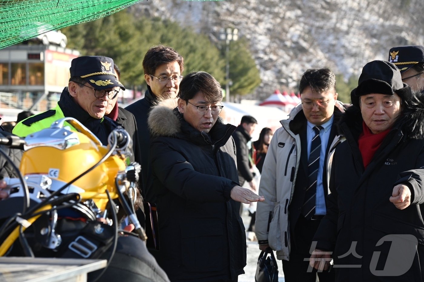 엄성규 강원경찰청장은 10일 화천산천어 축제장을 찾아 행사장 안전관리와 교통관리 대책 등을 점검했다.&#40;강원경찰청 제공&#41; 2025.1.10/뉴스1