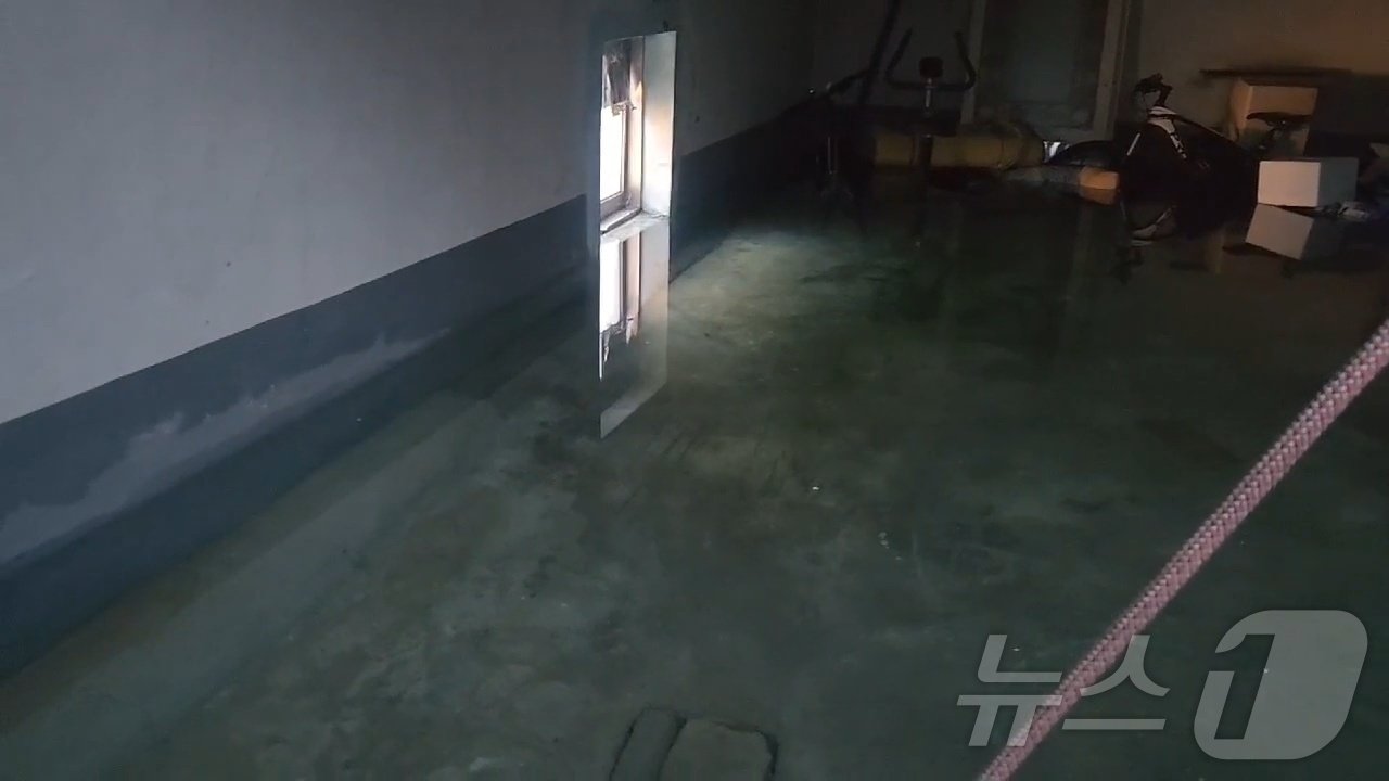 본문 이미지 - 10일 오후 3시 45분쯤 수영구 광안동 한 주택에서 옥상 물탱크와 연결된 배관이 동파해 도로와 지하실에 물이 찼다.(부산소방재난본부 제공)
