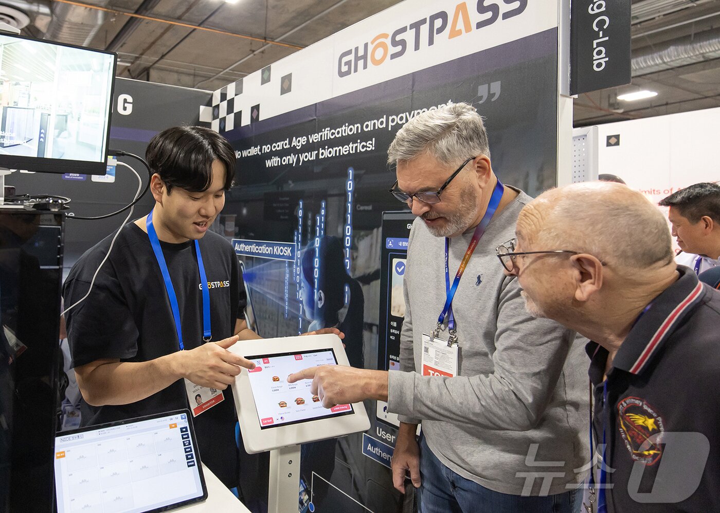 본문 이미지 - 삼성전자 C랩 아웃사이드 '고스트패스'는 CES 2025에서 자신의 스마트폰에 저장된 생체정보만으로 인증과 결제까지 가능한 '온디바이스 생체인증 보안 설루션'을 선보였다.(삼성전자 제공)