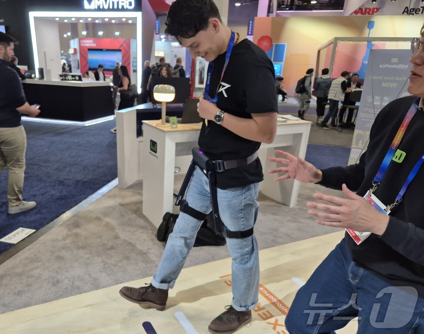 본문 이미지 - 미국 라스베이거스에서 열린 세계 최대 정보기술(IT)·가전 전시회 'CES 2025' 베네치안 엑스포에 참가한 관람객이 위로보틱스가 만든 보행보조 웨어러블 로봇 '윔'(WIM)을 체험하고 있다. 2025.1.7/뉴스1 최동현 기자
