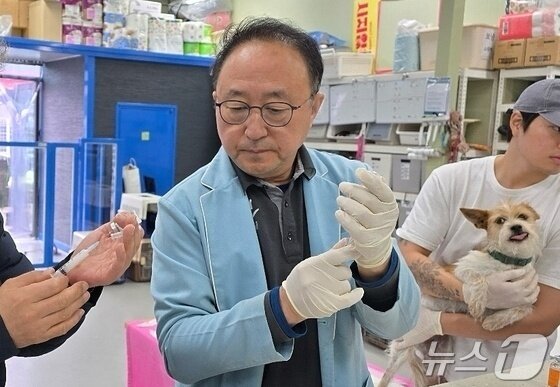 본문 이미지 - 정인성 원장이 최근 동물보호소에 방문해 의료봉사를 하는 모습(위액트 인스타그램) ⓒ 뉴스1