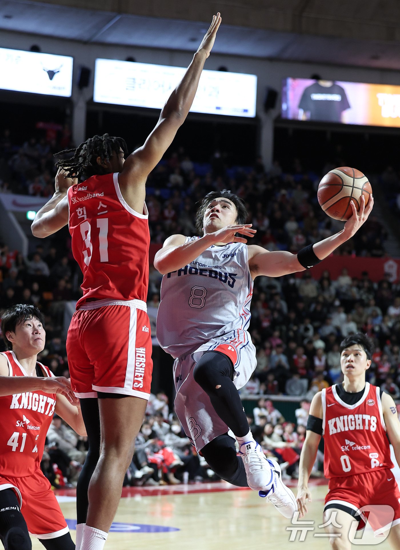 본문 이미지 - 10일 오후 서울 송파구 잠실학생체육관에서 열린 '2024-2025 KCC 프로농구' 정규리그 서울 SK 나이츠와 울산 현대모비스의 경기, 울산 현대모비스 미구엘 안드레 옥존이 골밑 돌파를 하고 있다. 2025.1.10/뉴스1 ⓒ News1 김성진 기자