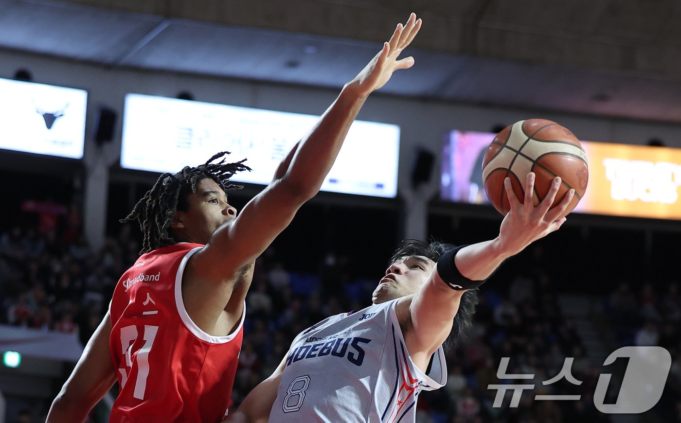 본문 이미지 - 10일 오후 서울 송파구 잠실학생체육관에서 열린 '2024-2025 KCC 프로농구' 정규리그 서울 SK 나이츠와 울산 현대모비스의 경기, 울산 현대모비스 미구엘 안드레 옥존이 레이업을 시도하고 있다. 2025.1.10/뉴스1 ⓒ News1 김성진 기자