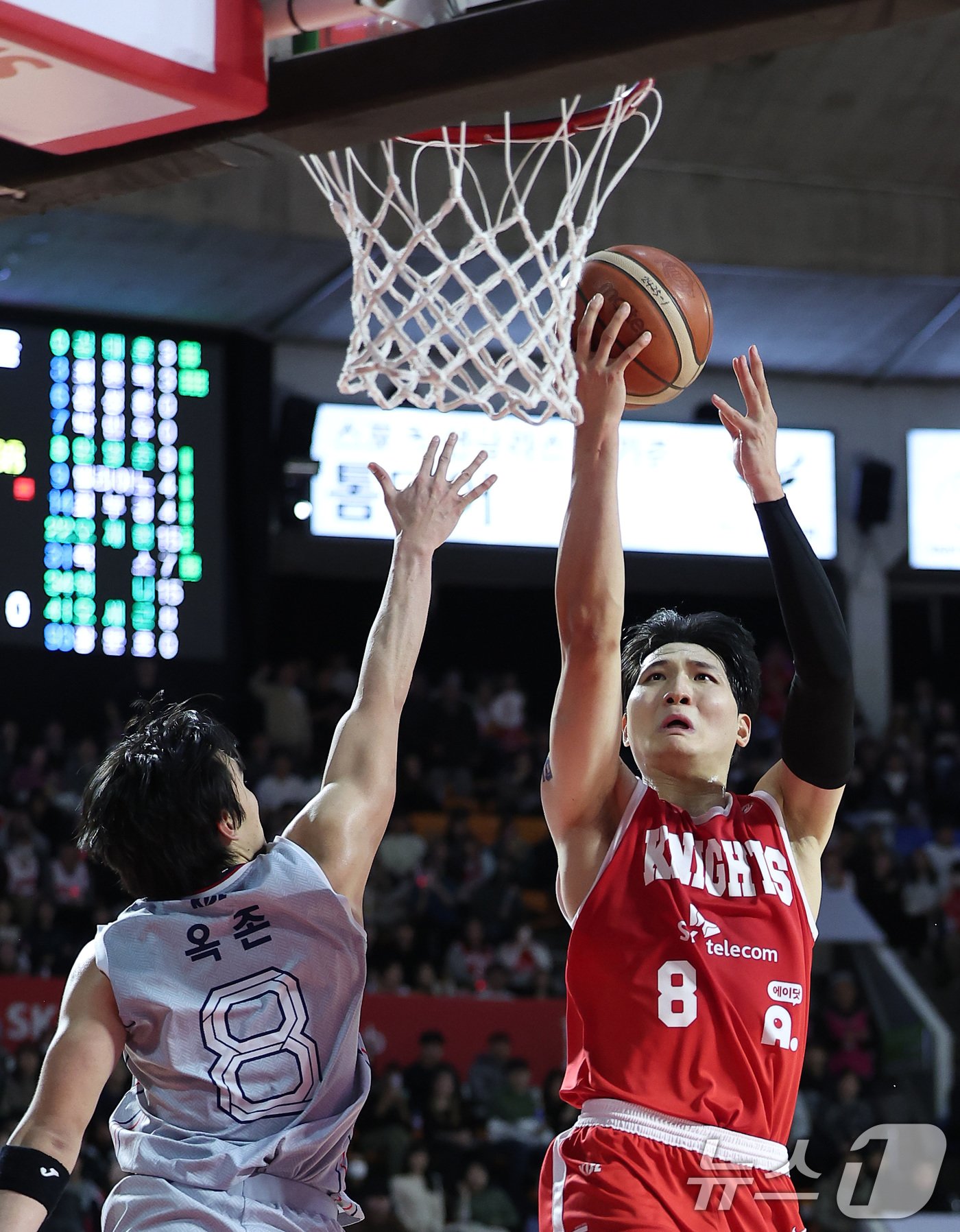 본문 이미지 - 10일 오후 서울 송파구 잠실학생체육관에서 열린 '2024-2025 KCC 프로농구' 정규리그 서울 SK 나이츠와 울산 현대모비스의 경기, 서울 SK 안영준이 레이업을 하고 있다. 2025.1.10/뉴스1 ⓒ News1 김성진 기자