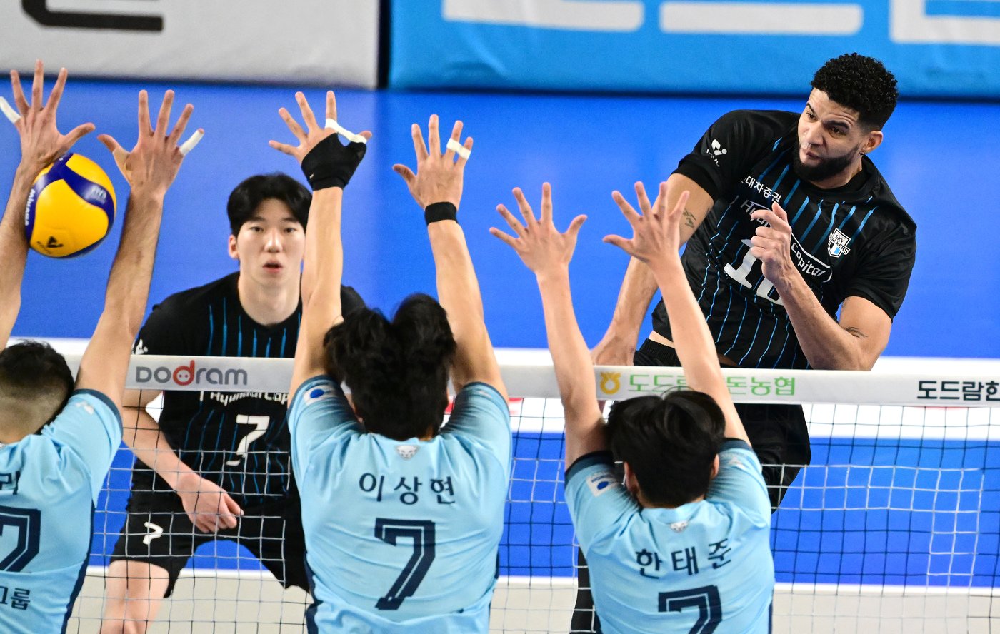 현대캐피탈이 10일 열린 2024-25 V리그 홈 경기에서 우리카드를 3-0으로 완파하고 11연승을 질주했다. &#40;KOVO 제공&#41;