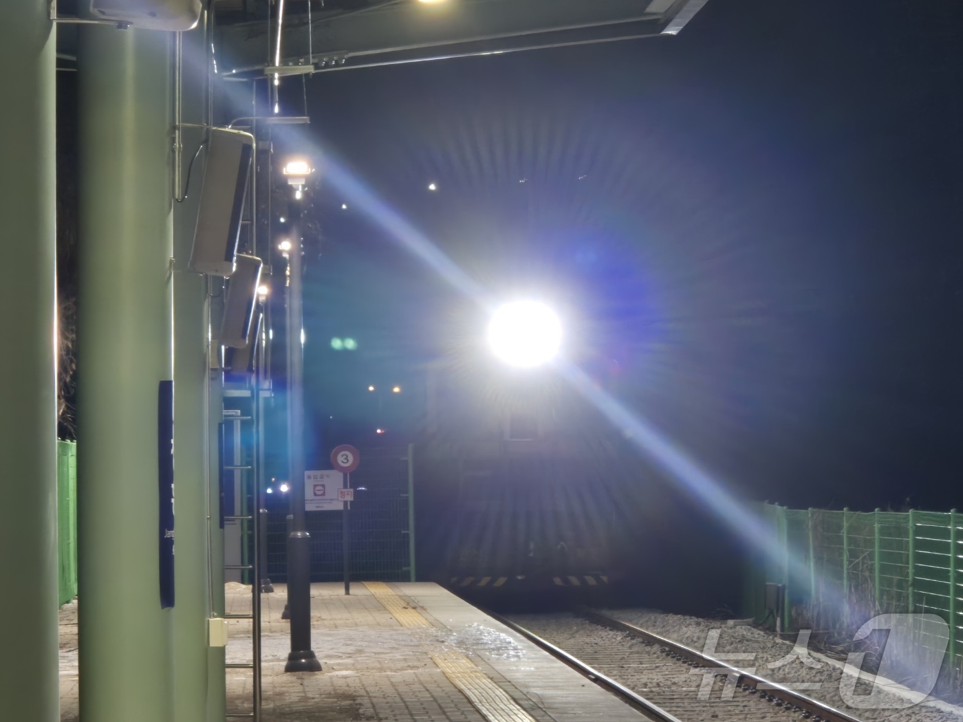 (의정부=뉴스1) 양희문 기자 = 교외선 개통 첫날인 11일 오전 6시 20분께 경기 양주시 장흥역에 무궁화호가 들어오고 있다. 고양과 의정부를 잇는 교외선은 대곡·원릉·일영·장흥 …