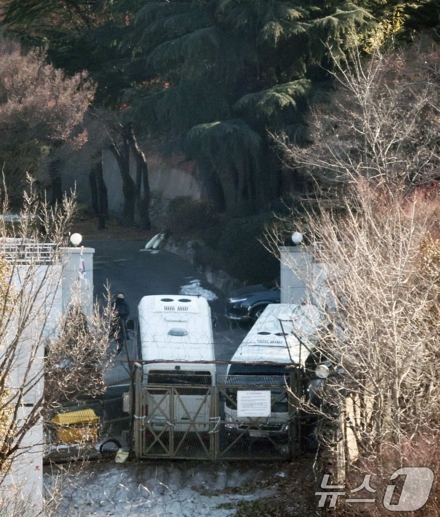 (서울=뉴스1) 오대일 기자 = 공수처와 경찰의 윤석열 대통령 2차 체포영장 집행 시도가 임박한 가운데 11일 오전 차벽이 세워진 서울 용산구 한남동 대통령 관저 쪽문 안에서 경호 …