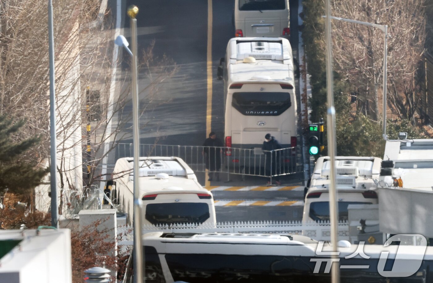 본문 이미지 - 공수처와 경찰의 윤석열 대통령 2차 체포영장 집행 시도가 임박한 가운데 11일 오전 차벽이 세워진 서울 용산구 한남동 대통령 관저 안에서 경호 인력이 겹겹이 펜스를 치고 있다. 2025.1.11/뉴스1 ⓒ News1 오대일 기자