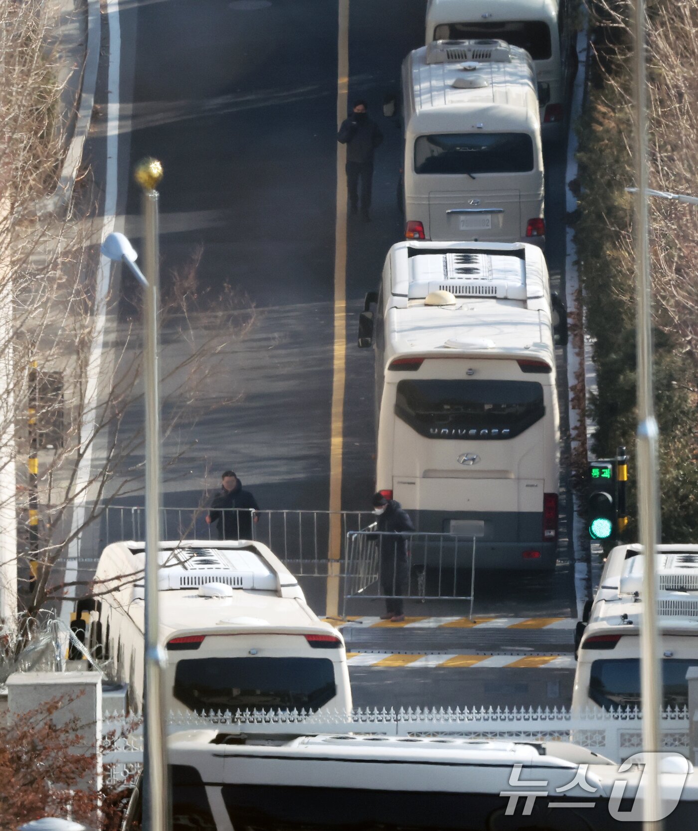 본문 이미지 - 공수처와 경찰의 윤석열 대통령 2차 체포영장 집행 시도가 임박한 가운데 11일 오전 차벽이 세워진 서울 용산구 한남동 대통령 관저 안에서 경호 인력이 겹겹이 펜스를 치고 있다. 2025.1.11/뉴스1 ⓒ News1 오대일 기자