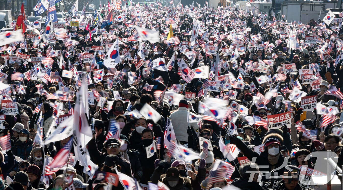 본문 이미지 - 자유통일당·대한민국바로세우기국민운동본부 구성원들이 11일 오후 서울 세종대로 네거리 인근에서 윤석열 대통령 탄핵 반대 집회를 하고 있다. 2025.1.11/뉴스1 ⓒ News1 이승배 기자
