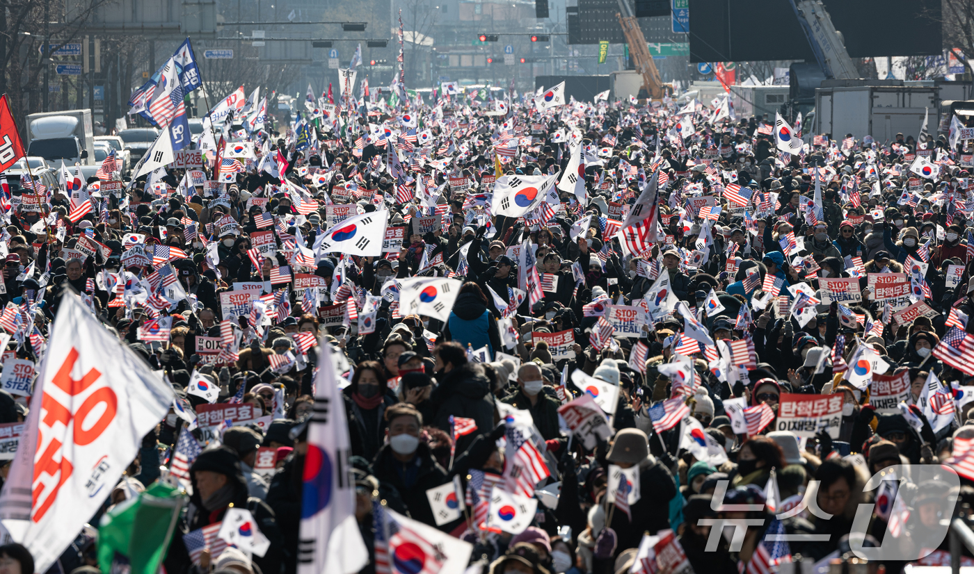 (서울=뉴스1) 이승배 기자 = 자유통일당·대한민국바로세우기국민운동본부 구성원들이 11일 오후 서울 세종대로 네거리 인근에서 윤석열 대통령 탄핵 반대 집회를 하고 있다. 2025. …