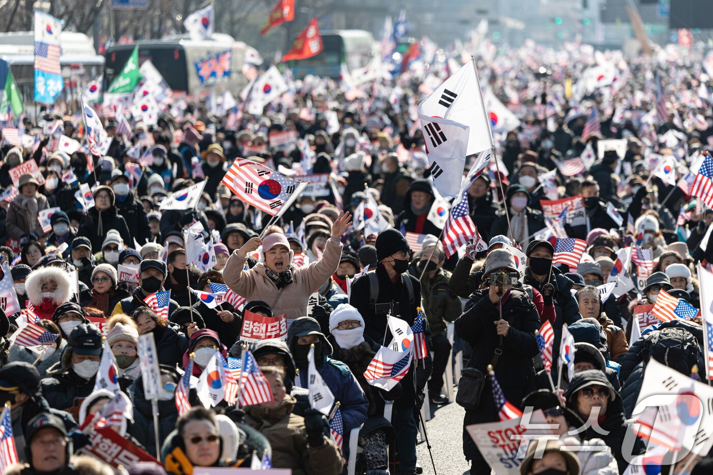 본문 이미지 - 자유통일당·대한민국바로세우기국민운동본부 구성원들이 11일 오후 서울 세종대로 네거리 인근에서 윤석열 대통령 탄핵 반대 집회를 하고 있다. 2025.1.11/뉴스1 ⓒ News1 이승배 기자