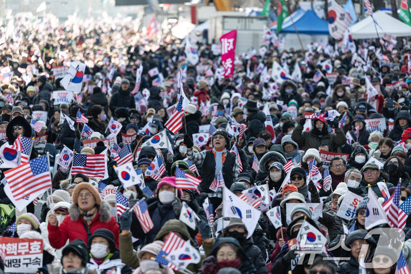 본문 이미지 - 자유통일당·대한민국바로세우기국민운동본부 구성원들이 11일 오후 서울 세종대로 네거리 인근에서 윤석열 대통령 탄핵 반대 집회를 하고 있다. 2025.1.11/뉴스1 ⓒ News1 이승배 기자