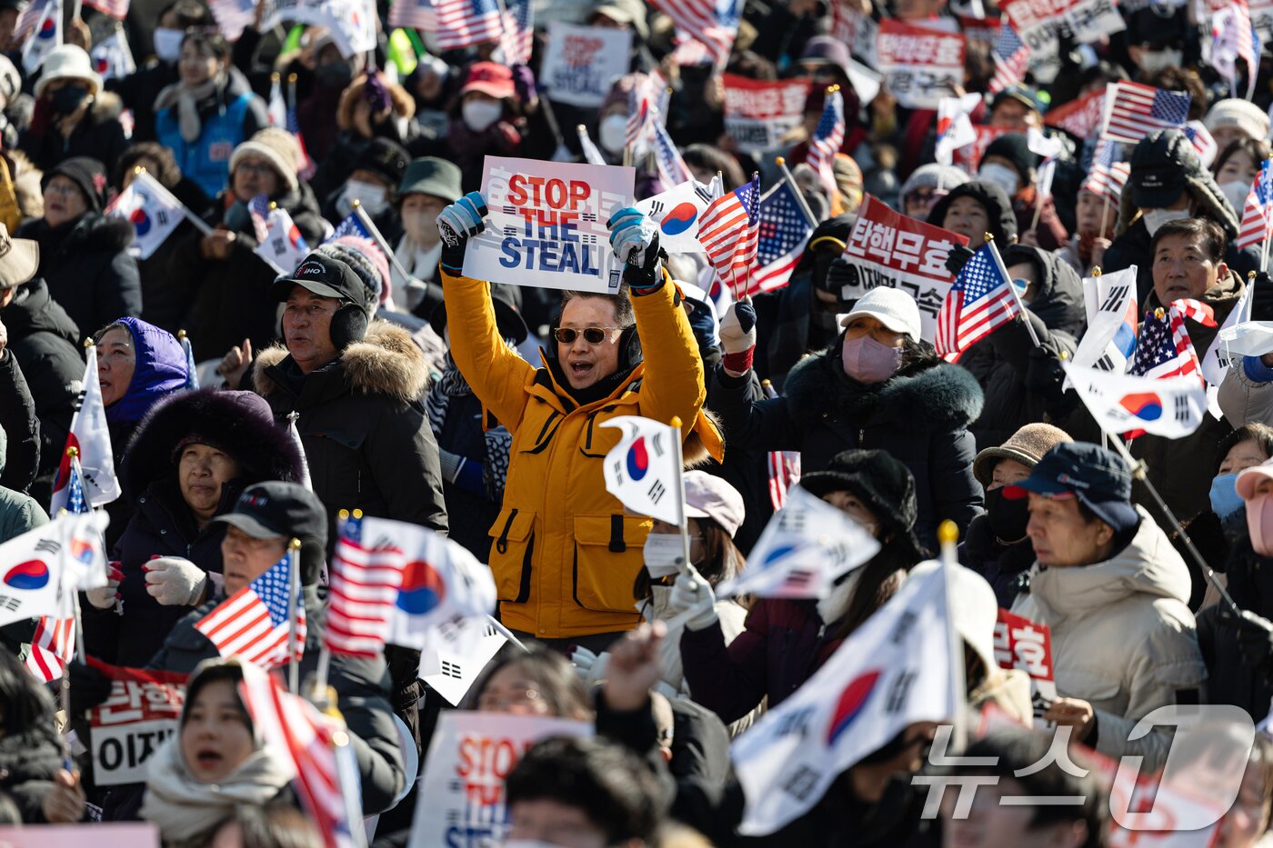 본문 이미지 - 자유통일당·대한민국바로세우기국민운동본부 구성원들이 11일 오후 서울 세종대로 네거리 인근에서 윤석열 대통령 탄핵 반대 집회를 하고 있다. 2025.1.11/뉴스1 ⓒ News1 이승배 기자