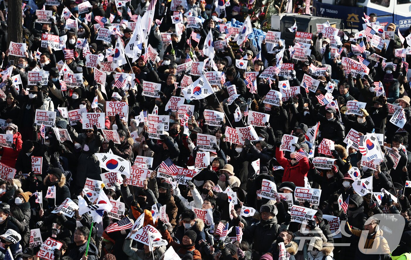 본문 이미지 - 1월 11일 오후 서울 용산구 한남동 대통령 관저 인근에서 열린 탄핵 반대 집회에서 윤석열 대통령 지지자들이 피켓을 들고 구호를 외치고 있다. 2025.1.11/뉴스1 ⓒ News1 오대일 기자