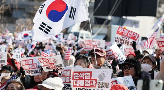 구호 외치는 윤석열 대통령 지지자들