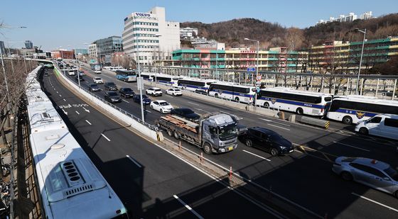 경찰버스 도열한 한남동 관저 인근