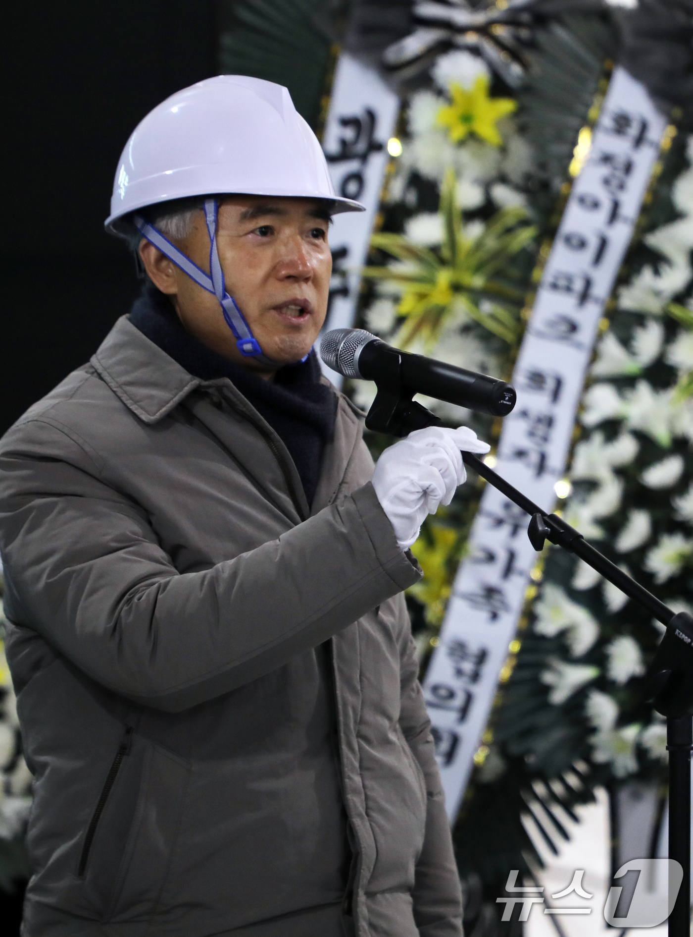(광주=뉴스1) 이수민 기자 = 광주 서구 화정동 아이파크 붕괴사고 3주기인 11일 양부남 더불어민주당 광주시당위원장이 추모사하고 있다. 2025.1.11/뉴스1