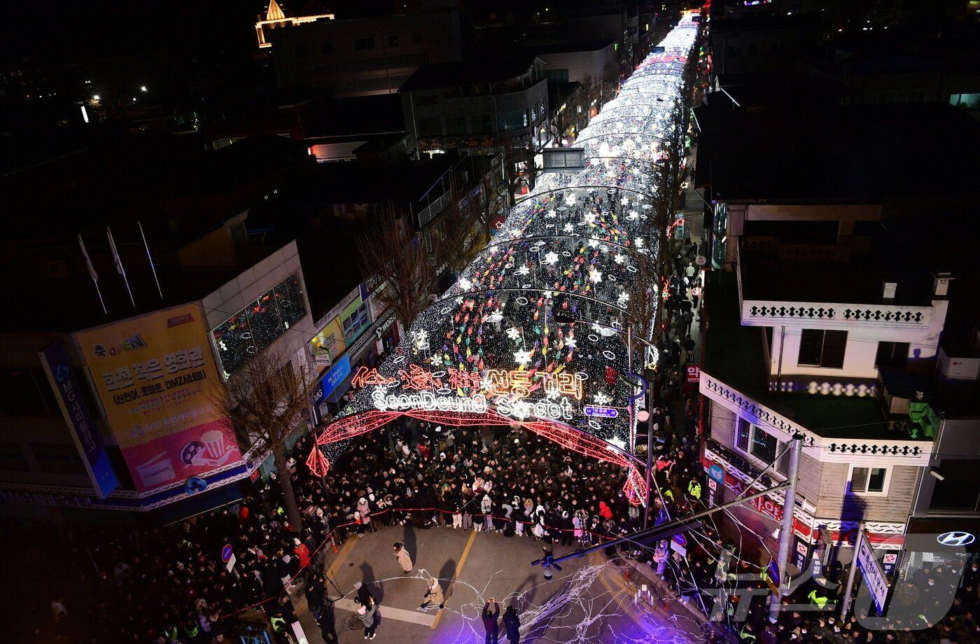 본문 이미지 - 2025 얼음나라 화천산천어축제 앞서 개막한 선등거리 점등식.(뉴스1 DB) 