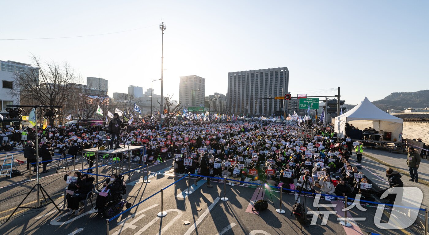 본문 이미지 - 11일 오후 서울 종로구 광화문 인근에서 열린 윤석열 즉각퇴진 사회대개혁 비상행동 6차 시민대행진에서 참가자들이 윤석열 대통령 퇴진 등을 촉구하고 있다. 2025.1.11/뉴스1 ⓒ News1 이승배 기자