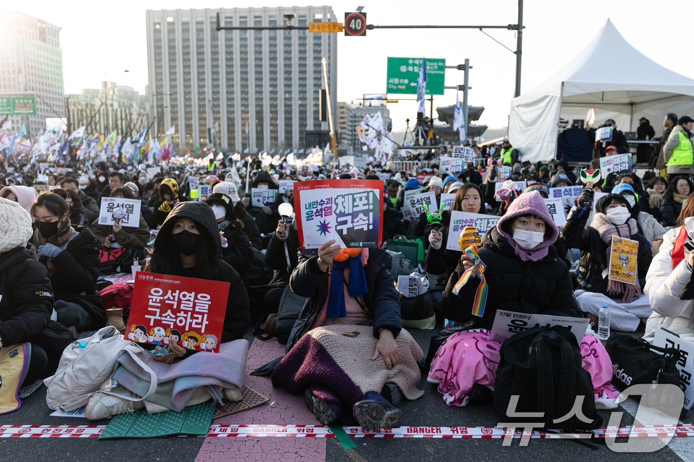 (서울=뉴스1) 이승배 기자 = 11일 오후 서울 종로구 광화문 인근에서 열린 윤석열 즉각퇴진 사회대개혁 비상행동 6차 시민대행진에서 참가자들이 윤석열 대통령 퇴진 등을 촉구하고 …