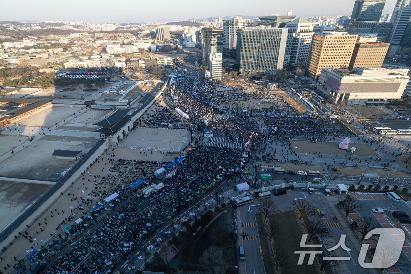 (서울=뉴스1) 이승배 기자 = 11일 오후 서울 종로구 광화문 인근에서 열린 윤석열 즉각퇴진 사회대개혁 비상행동 6차 시민대행진에서 참가자들이 윤석열 대통령 퇴진 등을 촉구하고 …