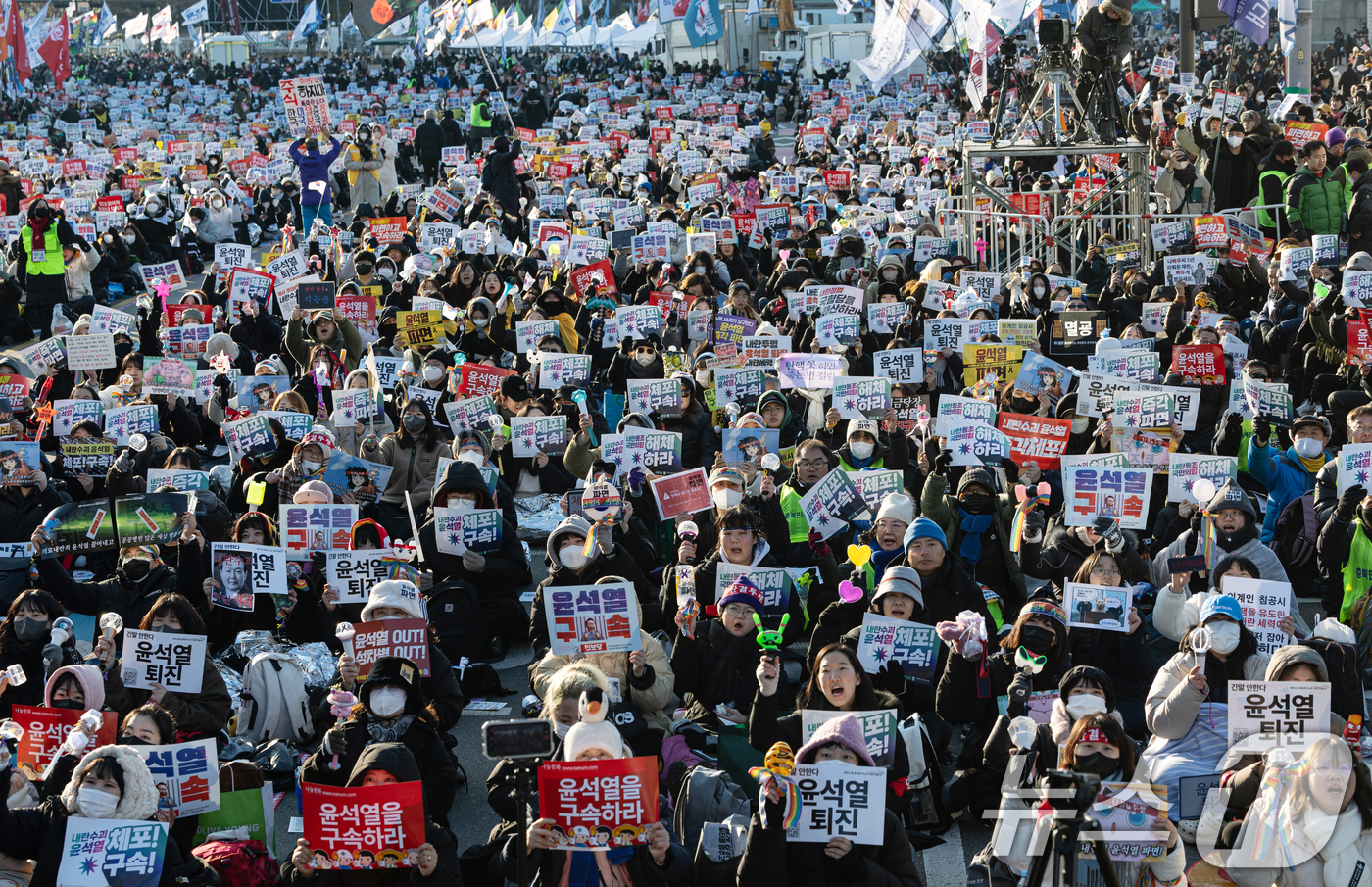 (서울=뉴스1) 이승배 기자 = 11일 오후 서울 종로구 광화문 인근에서 열린 윤석열 즉각퇴진 사회대개혁 비상행동 6차 시민대행진에서 참가자들이 윤석열 대통령 퇴진 등을 촉구하고 …