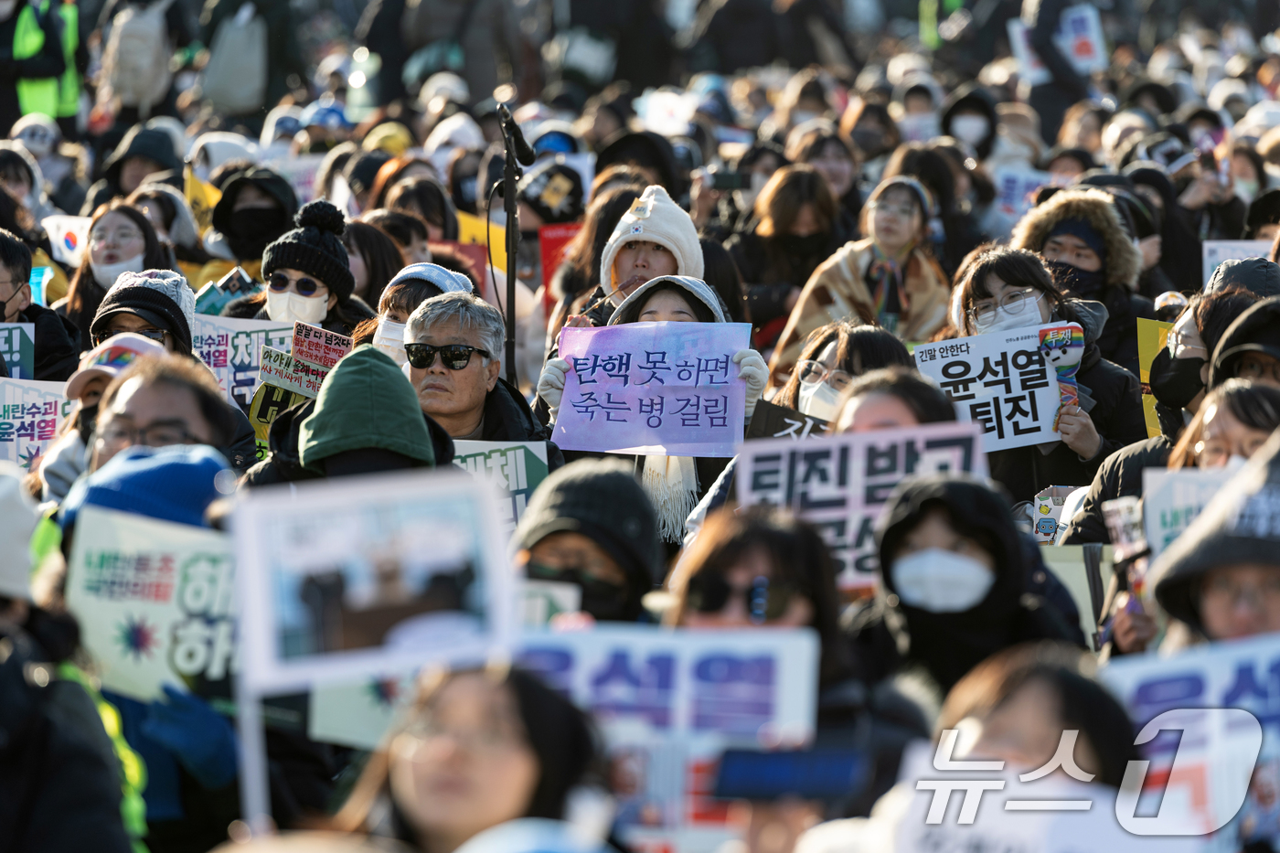 (서울=뉴스1) 이승배 기자 = 11일 오후 서울 종로구 광화문 인근에서 열린 윤석열 즉각퇴진 사회대개혁 비상행동 6차 시민대행진에서 참가자들이 윤석열 대통령 퇴진 등을 촉구하고 …
