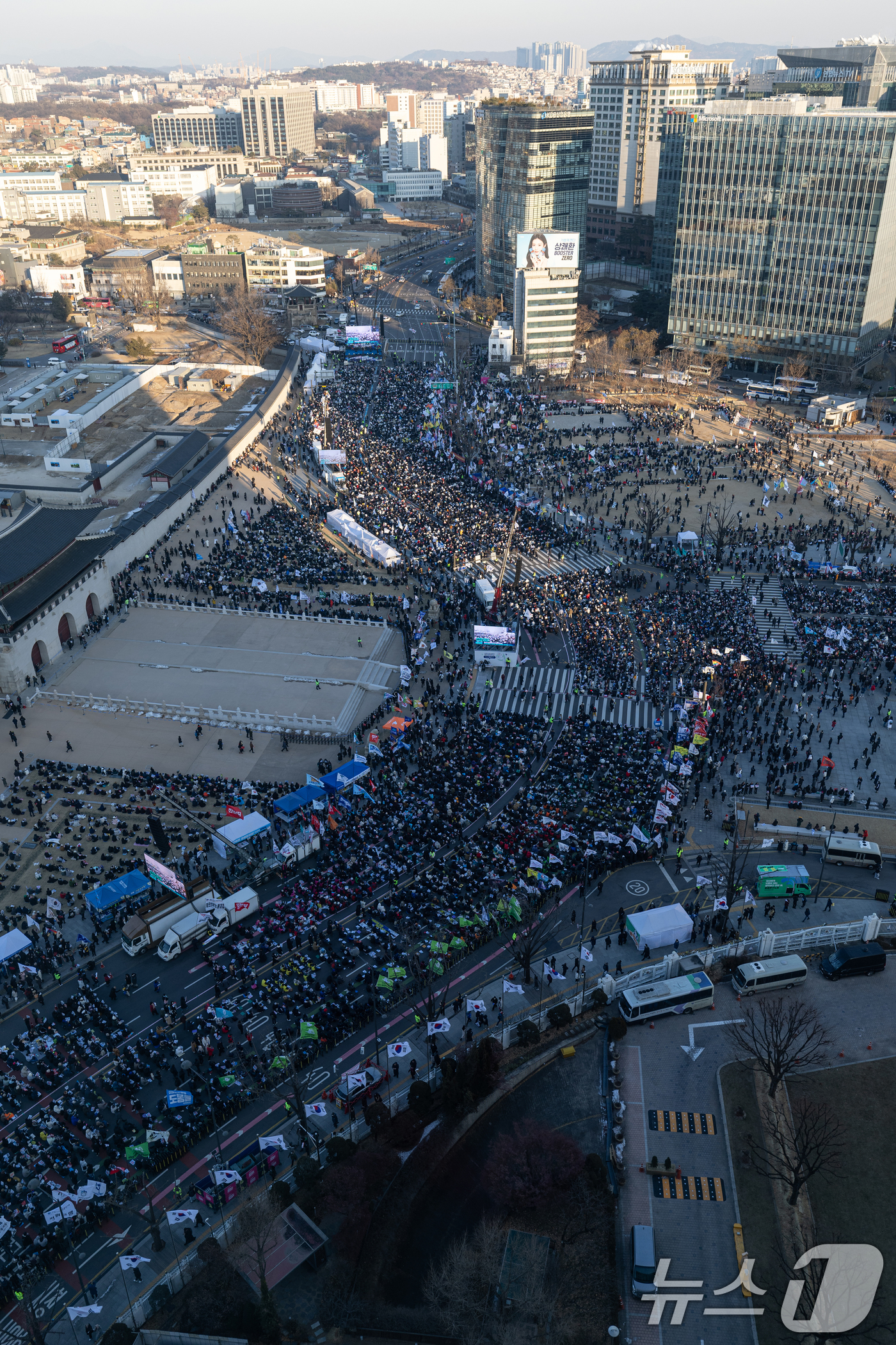 (서울=뉴스1) 이승배 기자 = 11일 오후 서울 종로구 광화문 인근에서 열린 윤석열 즉각퇴진 사회대개혁 비상행동 6차 시민대행진에서 참가자들이 윤석열 대통령 퇴진 등을 촉구하고 …