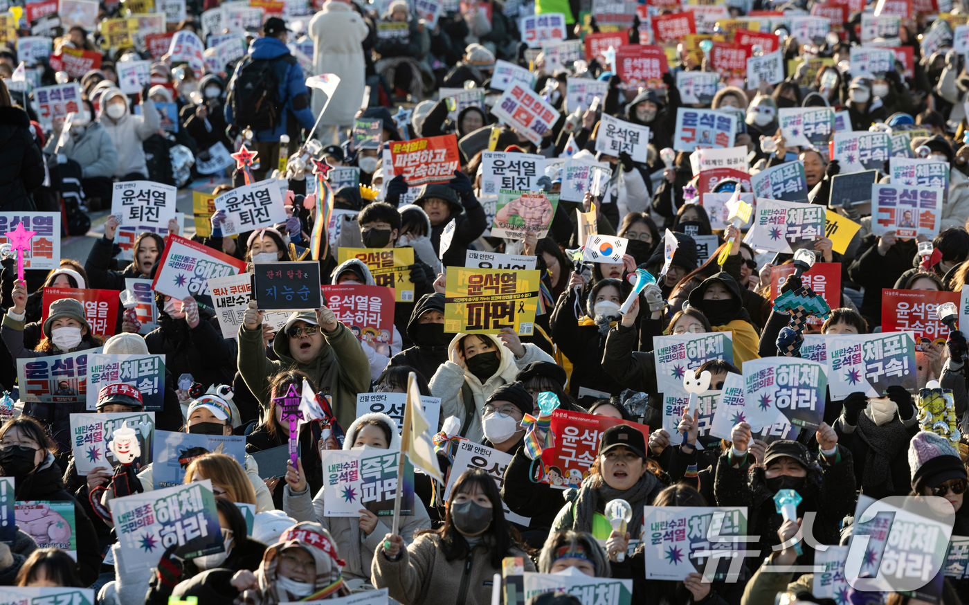 (서울=뉴스1) 이승배 기자 = 11일 오후 서울 종로구 광화문 인근에서 열린 윤석열 즉각퇴진 사회대개혁 비상행동 6차 시민대행진에서 참가자들이 윤석열 대통령 퇴진 등을 촉구하고 …