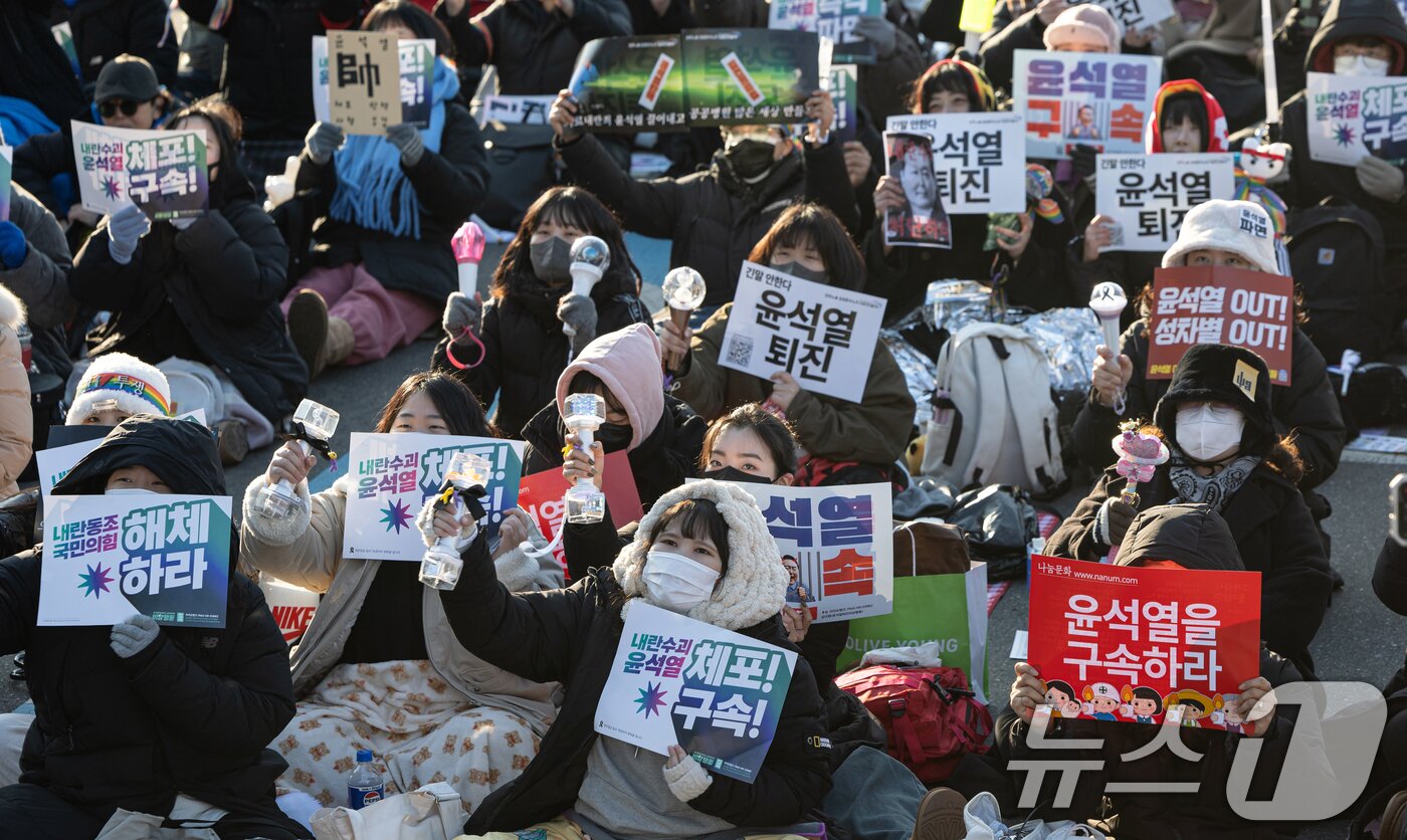 본문 이미지 - 11일 오후 서울 종로구 광화문 인근에서 열린 윤석열 즉각퇴진 사회대개혁 비상행동 6차 시민대행진에서 참가자들이 윤석열 대통령 퇴진 등을 촉구하고 있다. 2025.1.11/뉴스1 ⓒ News1 이승배 기자