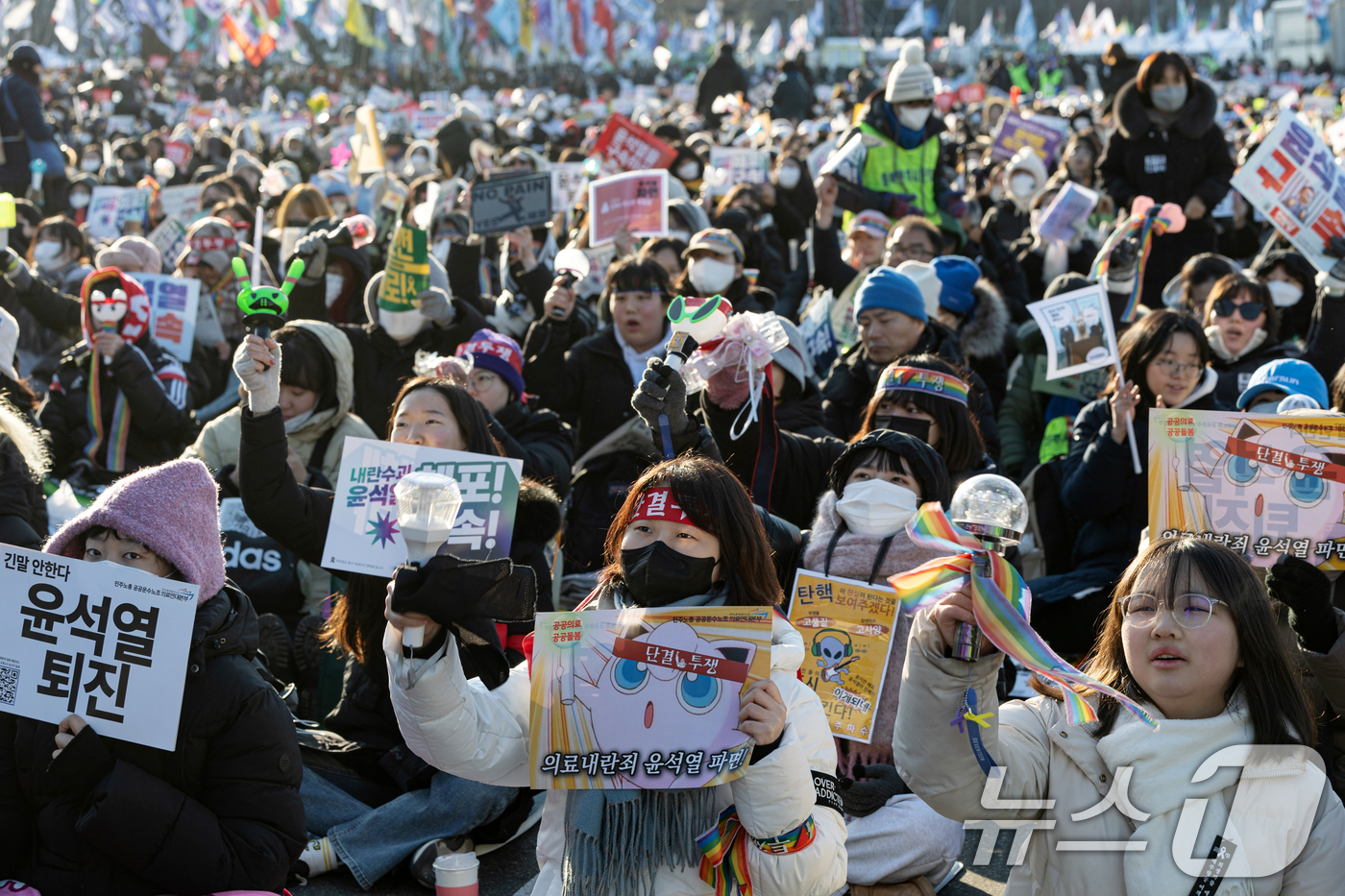(서울=뉴스1) 이승배 기자 = 11일 오후 서울 종로구 광화문 인근에서 열린 윤석열 즉각퇴진 사회대개혁 비상행동 6차 시민대행진에서 참가자들이 윤석열 대통령 퇴진 등을 촉구하고 …
