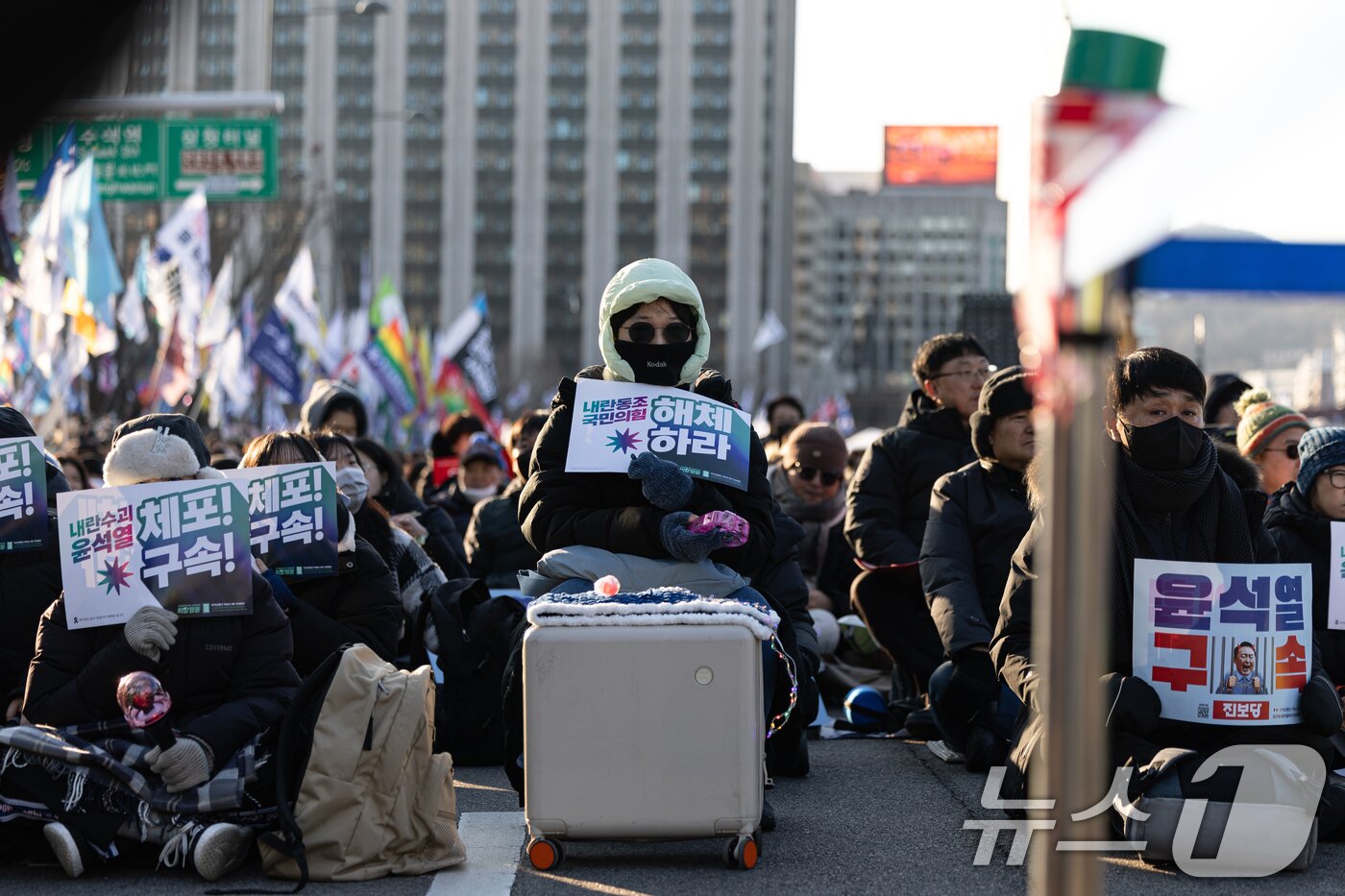 본문 이미지 - 11일 오후 서울 종로구 광화문 인근에서 열린 윤석열 즉각퇴진 사회대개혁 비상행동 6차 시민대행진에서 참가자들이 윤석열 대통령 퇴진 등을 촉구하고 있다. 2025.1.11/뉴스1 ⓒ News1 이승배 기자