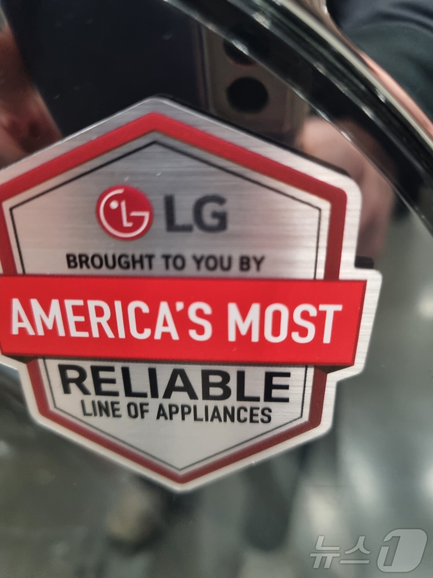 본문 이미지 - 미국 로우스(Lowe's) 매장에 진열된 LG전자 세탁기에 부착된 'America's most reliable line of appliances' 배지. 2025.1.9/뉴스1 ⓒ 뉴스1 박주평 기자