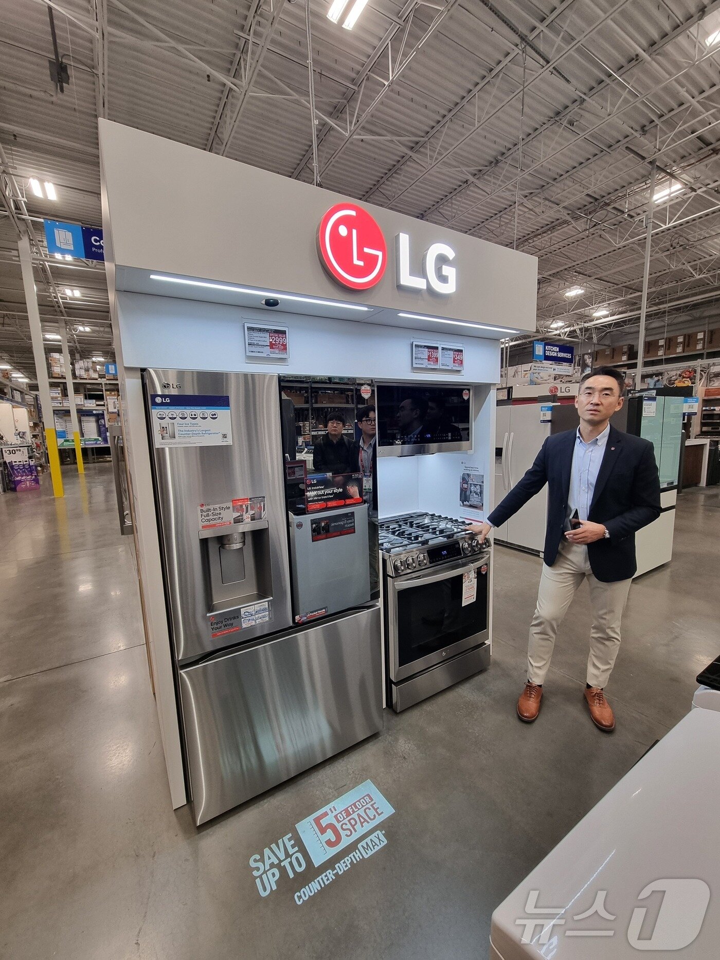 본문 이미지 - LG전자 미국법인 생활가전 영업실 김성택 실장이 9일(현지시각) 로우스 라스베이거스 지점에서 LG전자 제품을 설명하고 있다. 2025.1.9/뉴스1 ⓒ 뉴스1 박주평 기자