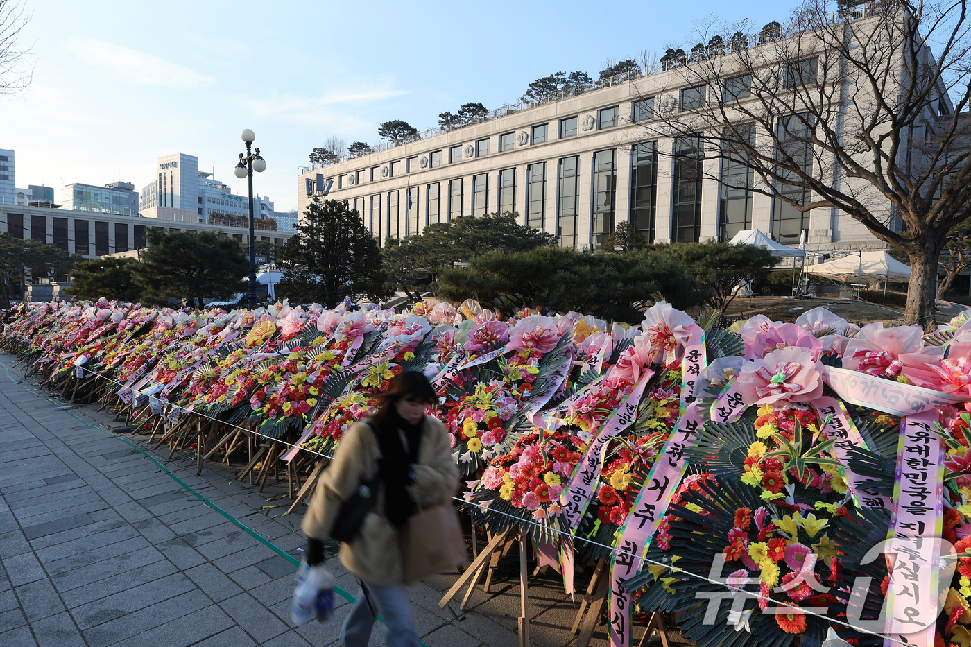 (서울=뉴스1) 박정호 기자 = 12일 서울 종로구 헌법재판소 앞에 윤석열 대통령의 탄핵 찬성과 반대 화환이 놓여 있다.헌법재판소는 오는 14일 윤석열 대통령 탄핵 심판 첫 변론기 …