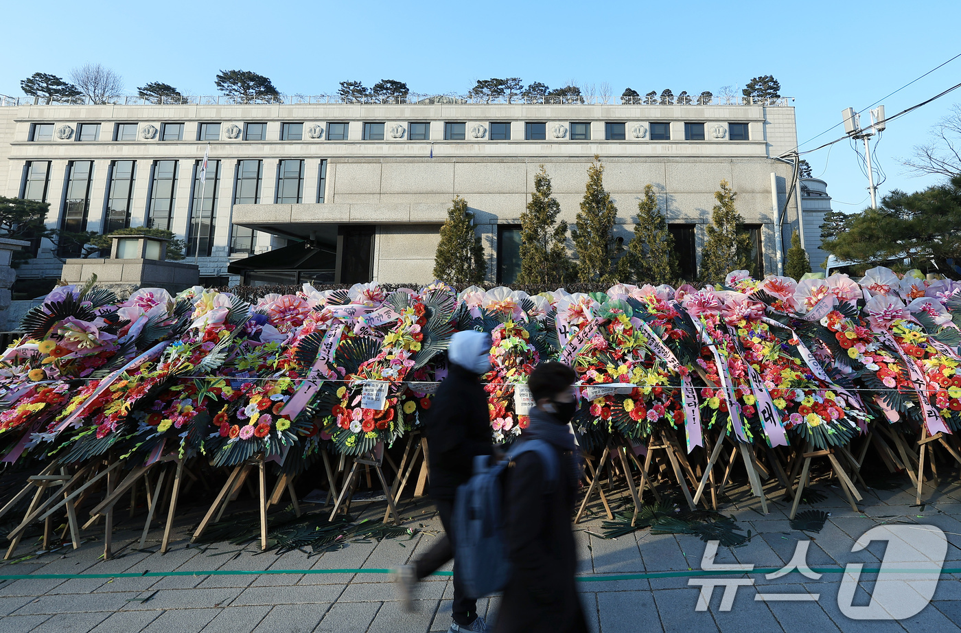 (서울=뉴스1) 박정호 기자 = 12일 서울 종로구 헌법재판소 앞에 윤석열 대통령의 탄핵 찬성과 반대 화환이 놓여 있다.헌법재판소는 오는 14일 윤석열 대통령 탄핵 심판 첫 변론기 …