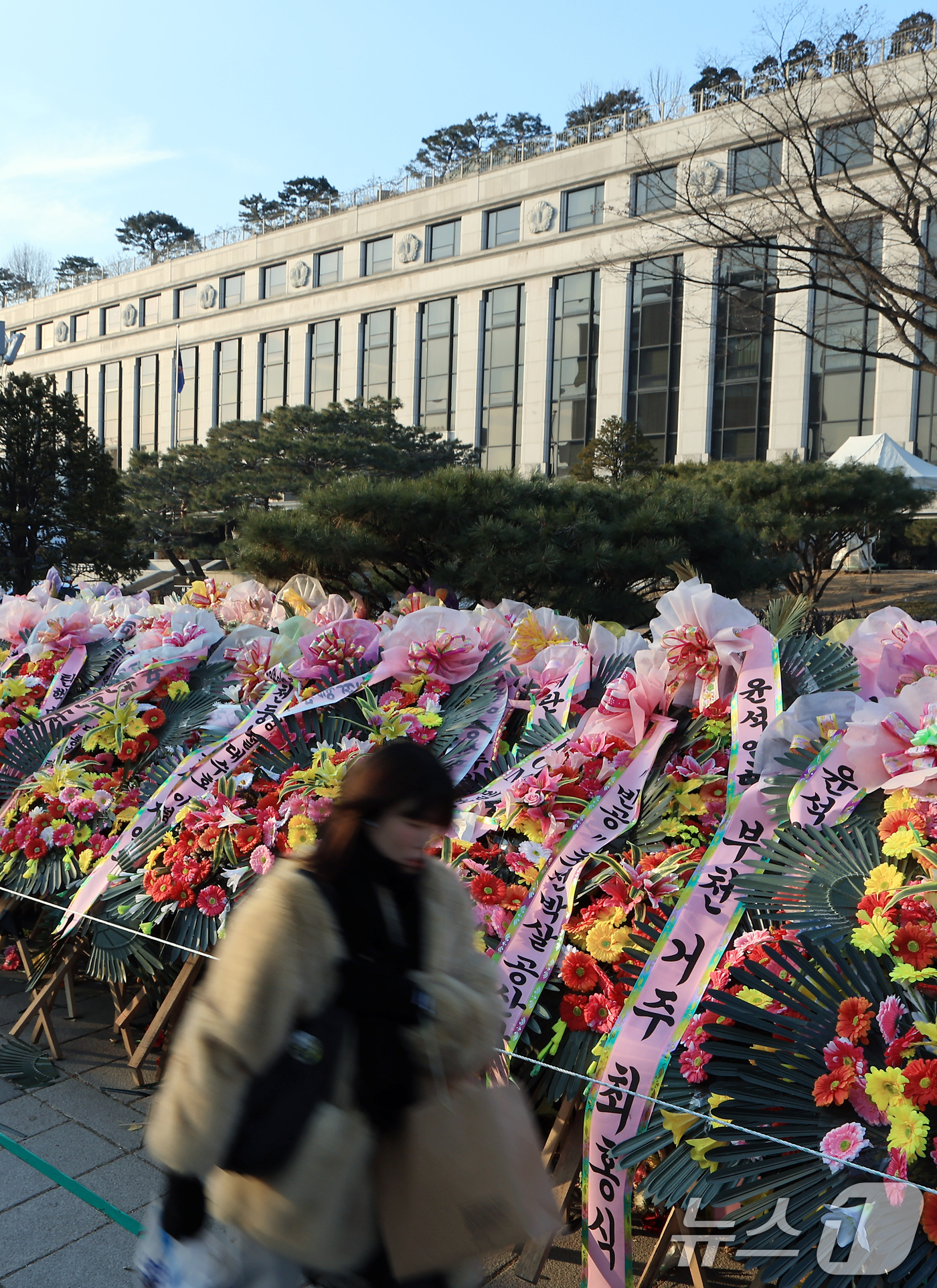 (서울=뉴스1) 박정호 기자 = 12일 서울 종로구 헌법재판소 앞에 윤석열 대통령의 탄핵 찬성과 반대 화환이 놓여 있다.헌법재판소는 오는 14일 윤석열 대통령 탄핵 심판 첫 변론기 …