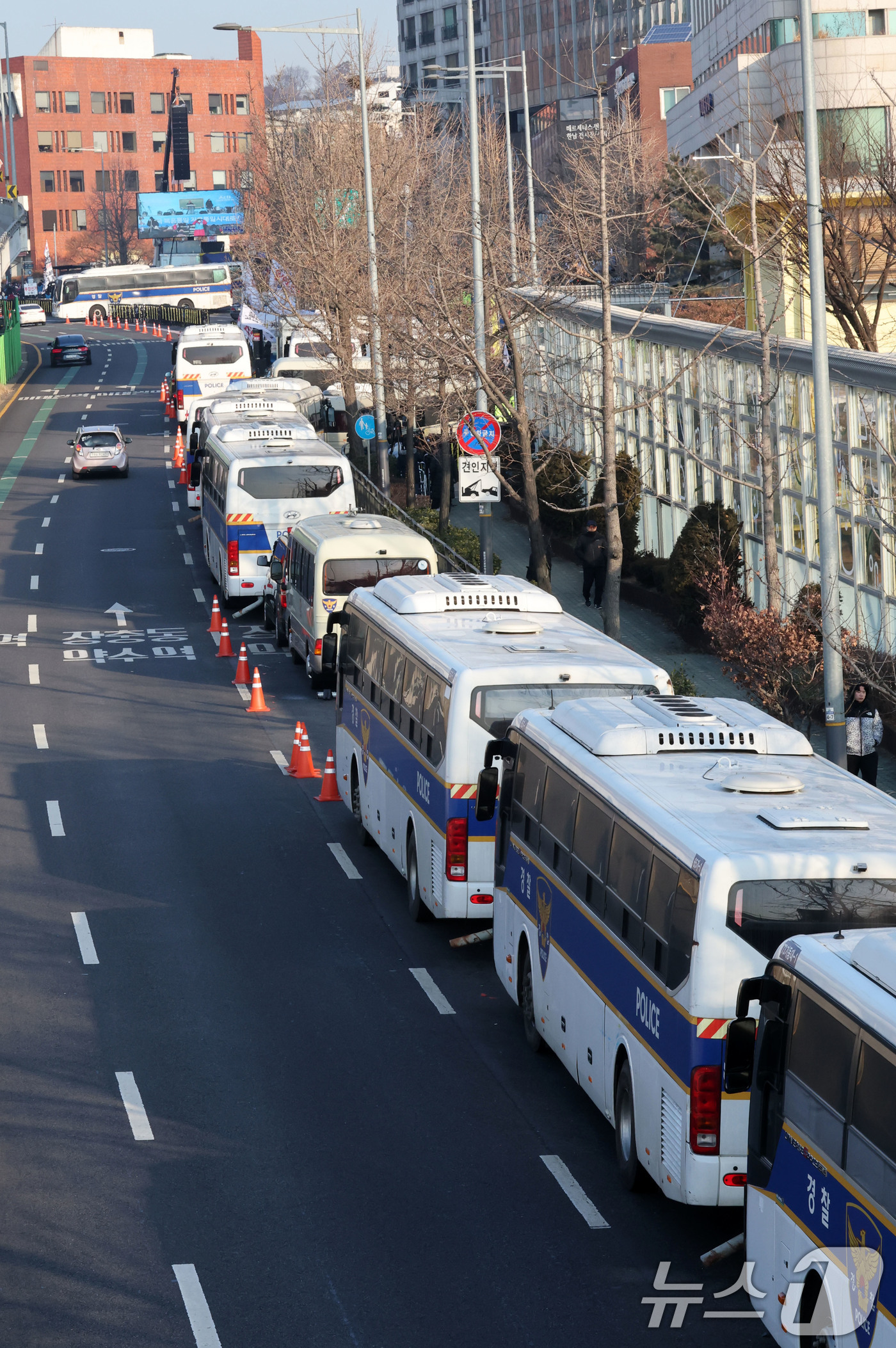(서울=뉴스1) 박세연 기자 = 윤석열 대통령에 대한 체포영장 2차 집행을 앞둔 12일 서울 용산구 한남동 윤 대통령 관저 입구가 차벽으로 통제되고 있다. 2025.1.12/뉴스1 …