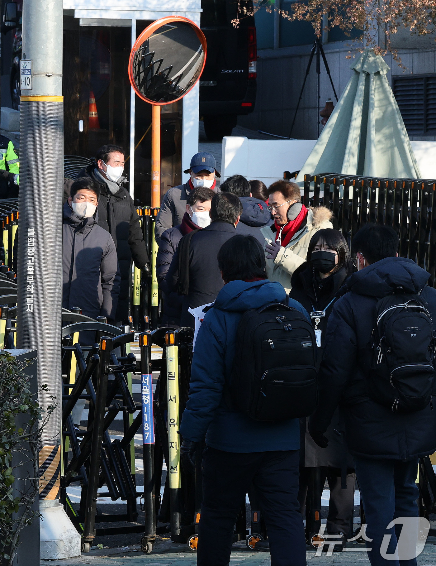 (서울=뉴스1) 박세연 기자 = 윤석열 대통령에 대한 체포영장 2차 집행을 앞둔 12일 서울 용산구 한남동 윤 대통령 관저 입구에 이용 경기 하남갑 당협위원장을 비롯한 국민의힘 당 …