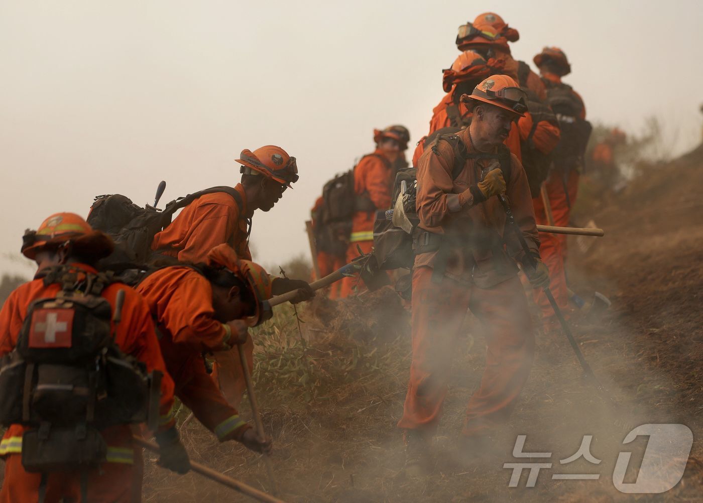 본문 이미지 - 11일  화재 현장에서 소방 대원들이 잔불 진화 작업을 하고 있다. 202.01,12 ⓒ AFP=뉴스1 ⓒ News1 우동명 기자