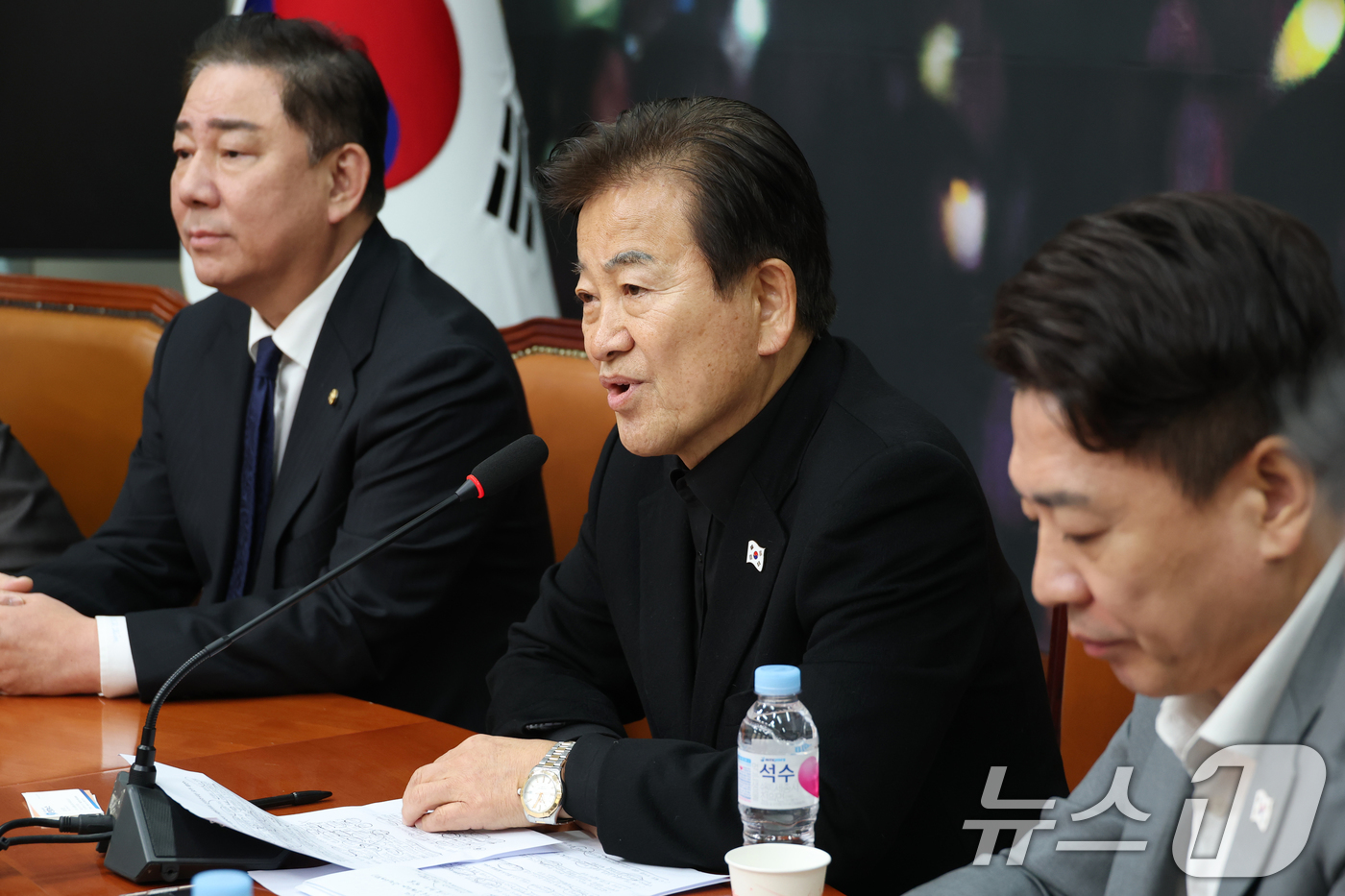 (서울=뉴스1) 이광호 기자 = 12일 오전 서울 여의도 국회에서 열린 더불어민주당 내란특위 외환유치죄 진상조사단 기자간담회에서 단장인 정동영 의원이 발언하고 있다. 2025.1. …