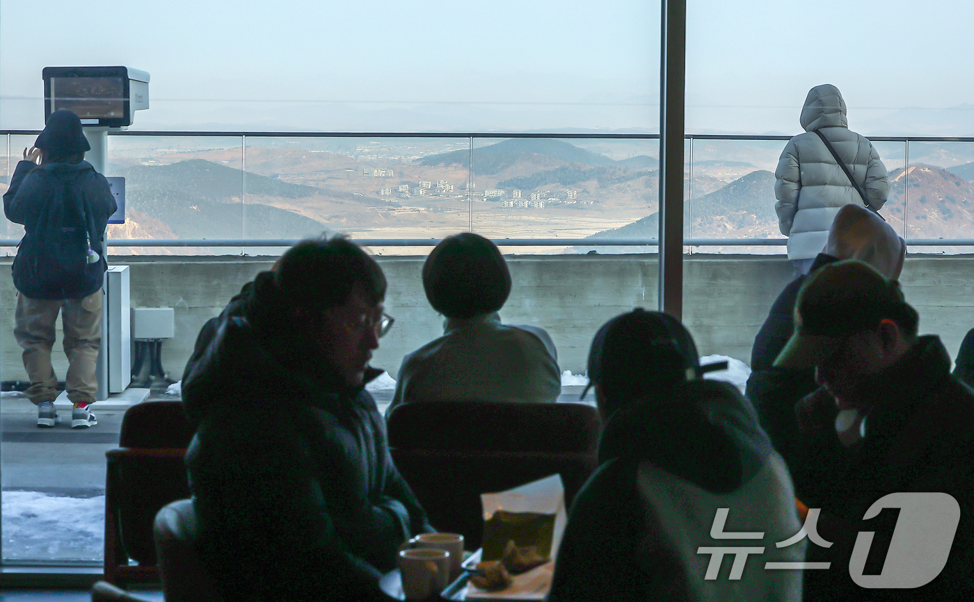 (김포=뉴스1) 김진환 기자 = 비상계엄 사태 여파 속 경기 김포시 애기봉 평화생태공원을 찾는 이들이 크게 늘었다.애기봉평화생태공원은 북한 개풍군과 불과 1.4㎞ 떨어진 곳에 있는 …