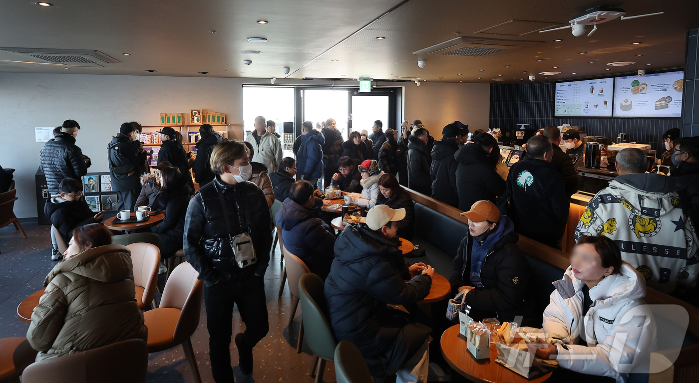 (김포=뉴스1) 김진환 기자 = 비상계엄 사태 여파 속 경기 김포시 애기봉 평화생태공원을 찾는 이들이 크게 늘었다.애기봉평화생태공원은 북한 개풍군과 불과 1.4㎞ 떨어진 곳에 있는 …