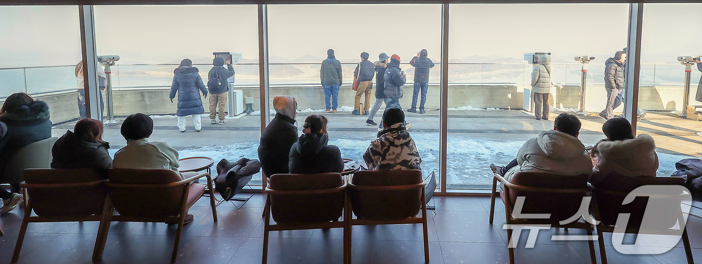 (김포=뉴스1) 김진환 기자 = 비상계엄 사태 여파 속 경기 김포시 애기봉 평화생태공원을 찾는 이들이 크게 늘었다.애기봉평화생태공원은 북한 개풍군과 불과 1.4㎞ 떨어진 곳에 있는 …