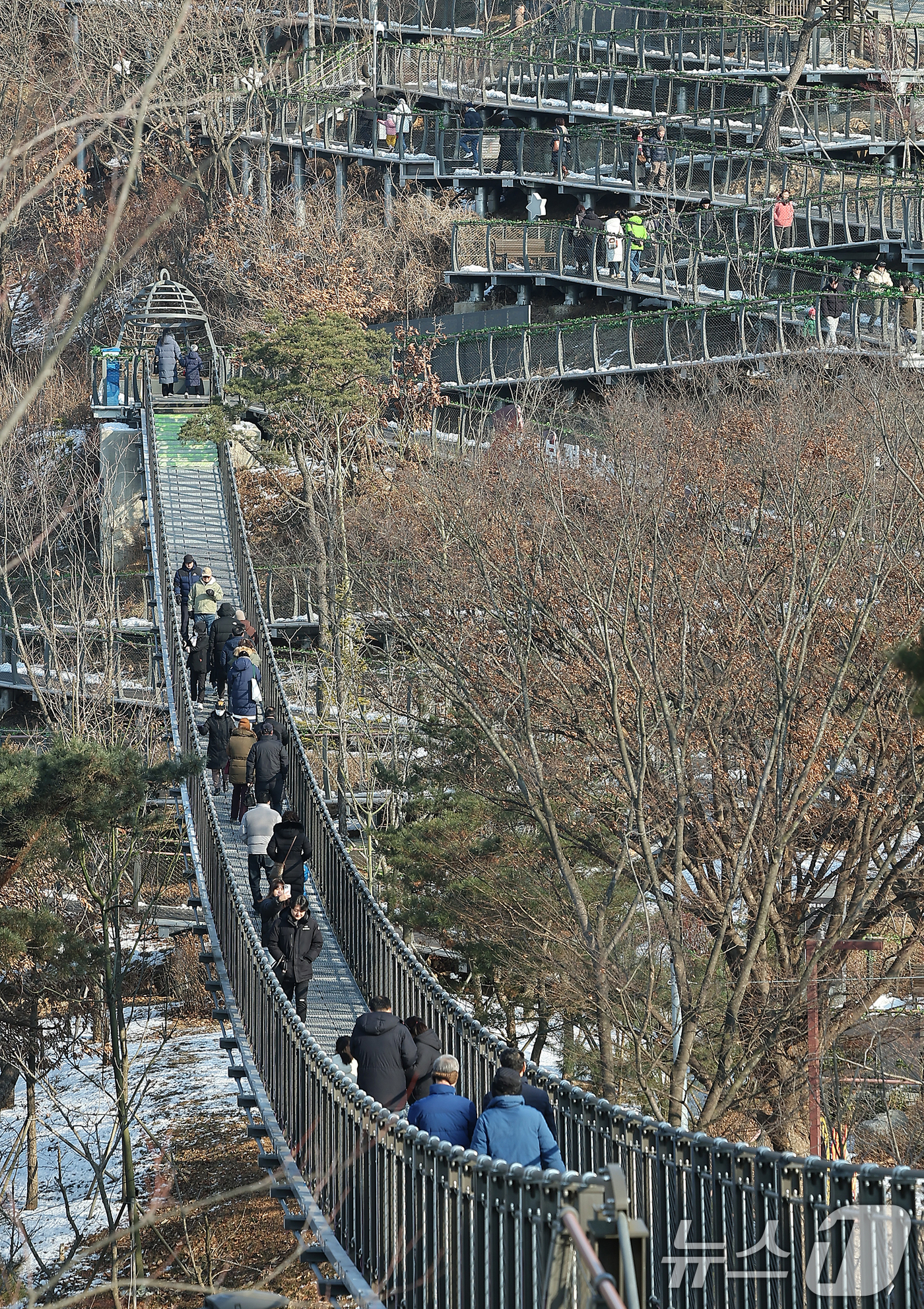 (김포=뉴스1) 김진환 기자 = 비상계엄 사태 여파 속 경기 김포시 애기봉 평화생태공원을 찾는 이들이 크게 늘었다.애기봉평화생태공원은 북한 개풍군과 불과 1.4㎞ 떨어진 곳에 있는 …