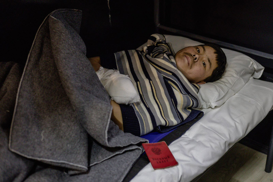 포로 2명 한국행에 北 무반응…'영웅 서사' 균열 우려 신중모드